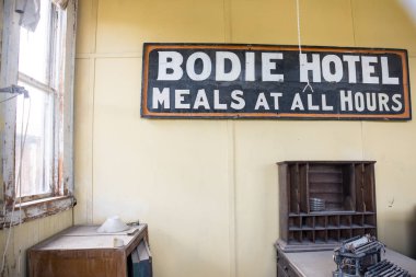 Bodie, California - 7 Temmuz 2018: İşaret ve demirbaşlar ile eski Bodie otelin iç. Bodie altına hücum döneminden bir hayalet şehir olduğunu