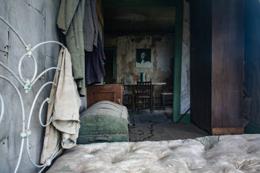 Paslı tutunmuşlar ve bir ev Kaliforniya'da Bodie Hayalet Şehir içinde yatak