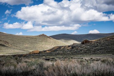 Bodie Kaliforniya'nın terk edilmiş hayalet kasaba binalarda. Bodie Sierra Nevada dağlarında bir meşgul, yüksek yükseklik altın maden kasabası 1900'lerin başlarında idi.