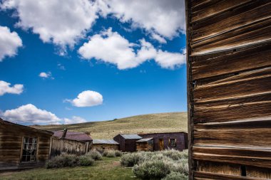 Terk edilmiş madencilik ekipmanları ve binalarda Bodie, California eyalet Historical Park hayalet kasaba