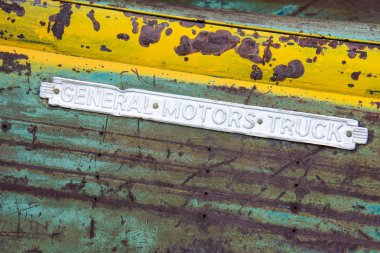 Bodie, California - 7 Temmuz 2018: İşareti General Motors kamyonlara Bodie devlet Historical Park California bir plak için. Paslı ve yıpranmış işarettir