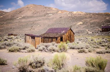 Bodie Kaliforniya'nın terk edilmiş hayalet kasaba binalarda. Bodie Sierra Nevada dağlarında bir meşgul, yüksek yükseklik altın maden kasabası 1900'lerin başlarında idi.