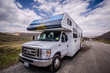 Bodie, California - 7 Temmuz 2018: A Cruise Amerika karavan karavan araç Bodie Hayalet Şehir içinde park edilmiş. Bu araba kiralama Rvs turistler için ve Batı ABD popüler vardır