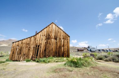 Bodie Kaliforniya'nın terk edilmiş hayalet kasaba binalarda. Bodie Sierra Nevada dağlarında bir meşgul, yüksek yükseklik altın maden kasabası 1900'lerin başlarında idi.