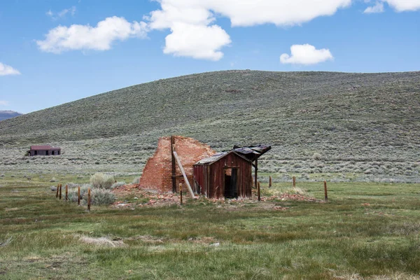 Bodie Kaliforniya'nın terk edilmiş hayalet kasaba binalarda. Bodie Sierra Nevada dağlarında bir meşgul, yüksek yükseklik altın maden kasabası 1900'lerin başlarında idi.