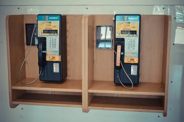 2018年5月3日 明尼苏达州水晶 一家购物中心内的老固定电话电话亭 来自我们西部 — 图库照片