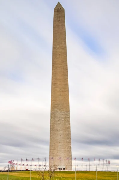 Exposição Diurna Longa Monumento Washington Com Nuvens Estridentes — Fotografia de Stock