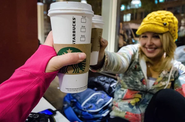 Washington Novembro 2018 Dois Amigos Sentam Dentro Café Starbucks Brindam — Fotografia de Stock