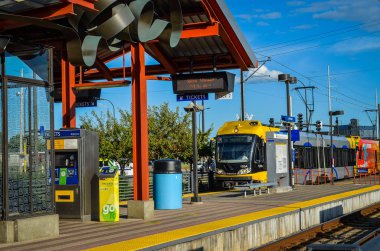 Minneapolis, Mn - 2 Mayıs 2018: Tren İstasyonu, Metrotransit hafif raylı tren istasyonu 38 Caddesi'nde geldi. Bu ikiz şehirler Metro alanında toplu ulaşım seçenekler biridir