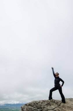 Küçük taşlı adam, sisli bir gün yürüyüşe Shenandoah Milli Parkı'nda Virginia Zirvesi'nde başarılı gülümseyen kadın uzun yürüyüşe çıkan kimse pozlar. Negatif alan, kopyalama ve metin için yer