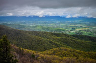 Aşağıda, Blue Ridge Mountains vadinin Skyline sürücü Shenandoah Milli Parkı'nda Virginia bir bahar gününde boyunca göz ardı