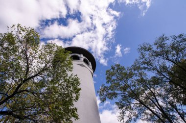 Şapka su kulesinde Prospect Park, Minneapolis Minnesota, parçalı bulutlu bir günde Cadılar