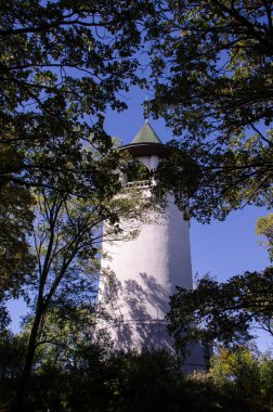 Şapka su kulesinde Prospect Park, Minneapolis Minnesota, parçalı bulutlu bir günde Cadılar