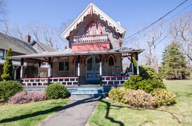 Martha'nın üzüm, Ma - 5 Nisan 2018: Victoria tarzı ile pembe marangoz Gotik Cottages, gingerbread döşeme içinde Köyü, Oak Bluff Cape Cod içinde