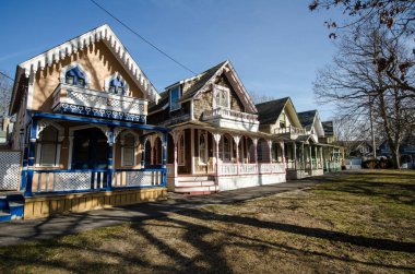 Martha'nın üzüm, Ma - 5 Nisan 2018: marangoz Victoria tarzı ile Gotik Cottages, gingerbread döşeme içinde Köyü, Oak Bluff Cape Cod içinde