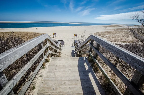 Σκάλες Που Οδηγούν Μέχρι Την Αμμώδη Παραλία Κατά Μήκος Εθνικής — Φωτογραφία Αρχείου