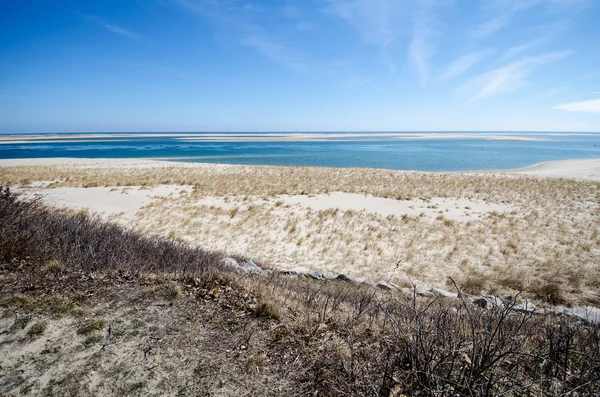 Doğal görünümü, Cape Cod Milli Seashore güneşli bahar gününde. Seagrass ve kum içinde belgili tanımlık fotoğraf