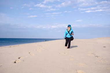 Yarış noktası sahilde yalnız kadın uzun yürüyüşe çıkan kimse yürür yalnız kuma Provincetown Cape Cod Milli Seashore üzerinde