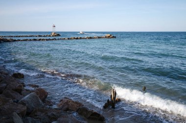 Kayalar ve Atlantik Okyanusu Marthas bağ kıyı boyunca dalgakıranlar