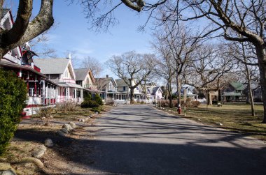 Martha'nın üzüm, Ma - 5 Nisan 2018: marangoz Victoria tarzı ile Gotik Cottages, gingerbread döşeme içinde Köyü, Oak Bluff Cape Cod içinde