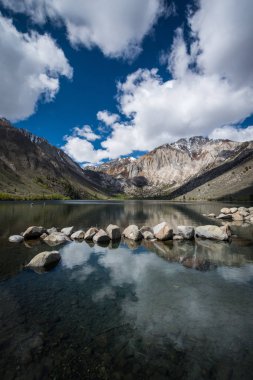 Bahar, mahkum gölde bulunan bize-395, Mammoth Lakes California Doğu Sierra Nevada dağlarında yakınındaki kapalı Inyo Ulusal Ormanı.