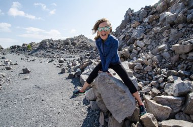 Kaliforniya'nın Doğu sierra, mamut göl yakınındaki Obsidian kubbe iz, buzlu yetişkin kadın straddles.