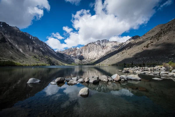 호수는 395 맘모스 캘리포니아 시에라 네바다 산맥에서 근처의 Inyo — 스톡 사진
