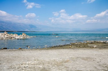 Tüf kule oluşumları Mono Gölü Kaliforniya'nın Doğu Sierra içinde yer alan bize-395 kapalı