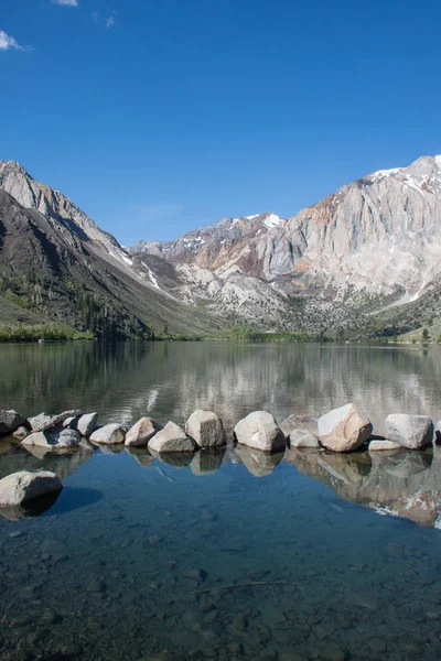 Skazaniec Jeziora Wiosnę Położony Dala Nas 395 Pobliżu Mammoth Lakes — Zdjęcie stockowe