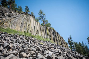 Devils Postpile ulusal anıt içinde Doğu Sierra Nevada Kaliforniya'nın yaz aylarında