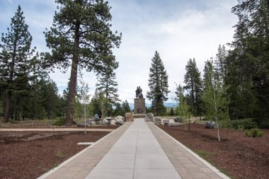 3 Temmuz 2018 - Lake Tahoe, Ca: Donner parti hatırlayarak görünümünü Donner Memorial State Park, yerleştirilen anıt.