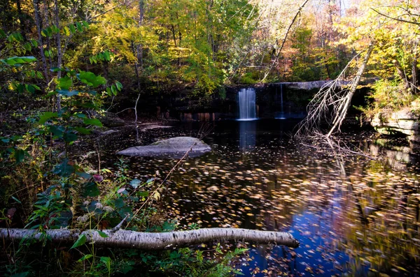 班宁州立公园的瀑布在白天长时间暴露在秋天 树木上有美丽的秋天树叶 — 图库照片