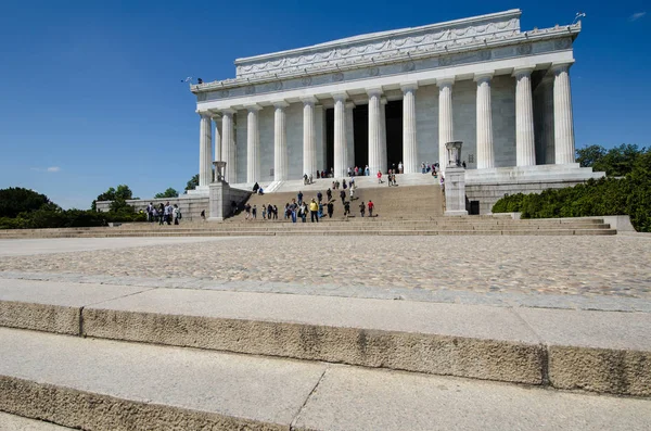 Sned Boll Metar Beskådar Lincoln Memorial Washington Sommaren — Stockfoto