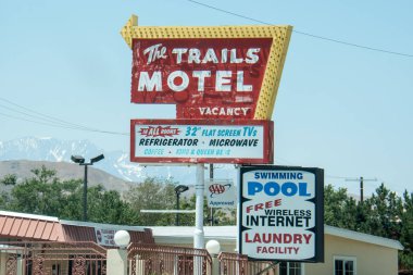 3 Temmuz 2017 - Lone Pine, California: Vintage motel işareti The Trails Motel için şehir Kanlısırt'ta, yaz aylarında Pacific Crest izinde yürüyüşçüler için popüler bir yerdir