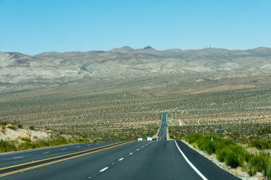 Otoban Us 395 Mojave Çölü üzerinden, çöl manzarası ve eteklerinde manzaralı.