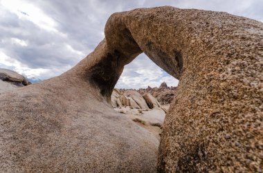 Moibus Arch, olarak da bilinen Whitney Portal kemer, Kaliforniya Alabama Hills bölgesinde