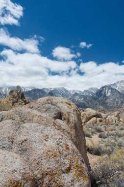 Lone Pine California 'daki Alabama Hills Rekreasyon Alanı' nda tuhaf kaya oluşumları ve kaya oluşumları yer almaktadır.