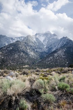 Alabama Hills rekreasyon alanında Kanlısırt'ta California kaya şekli kalp bulunmaktadır