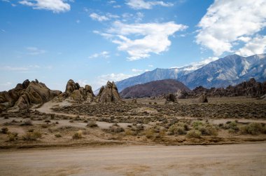 Lone Pine California 'daki Alabama Hills Rekreasyon Bölgesi. Bu bölgede birçok batılı film çekildi.