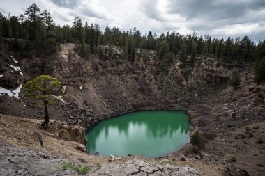 Deniz mavisi Inyo kraterler Mammoth Lakes içinde Havuzu bir yağmurlu bahar gününde su.