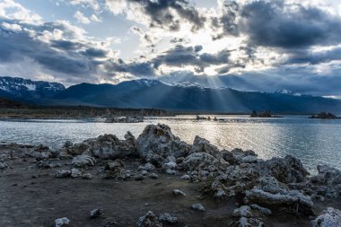 Mono Gölü, alacakaranlıkta günbatımı güneş Bulutların arasından poking ile