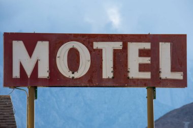 Bir bulutlu gökyüzü karşı bir motel için genel işareti