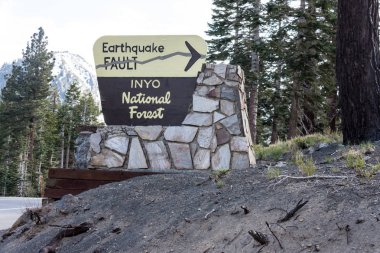 Mammoth Lakes, CA-Mayıs 20, 2018: Inyo Ulusal ormanında Inyo deprem fay için Imza