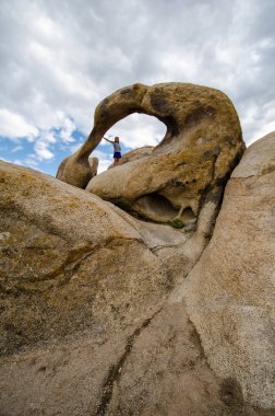 Moibus Arch, aynı zamanda Whitney Portal Arch olarak bilinen, California Alabama Hills bölgesinde. Kadın doğal Kemer içinde pozlar