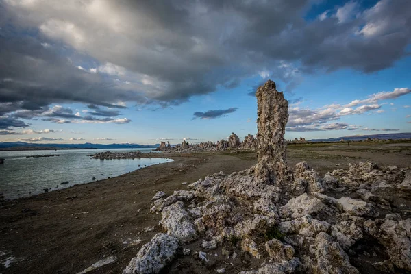 Puesta Sol Atardecer Lago Mono Con Rayos Sol Asomándose Por — Foto de Stock