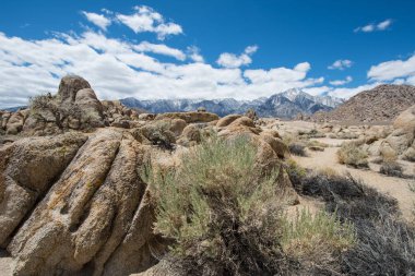 Taş ve kayalar Kanlısırt'ta California Doğu Sierra Nevada dağlarında yakın Alabama Hills rekreasyon alanda.