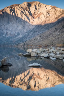 Uzun pozlama gündoğumu fotoğraf mahkum göl, alpenglow bir sonbahar sabahı dağ tepe üzerinde ile California, Sierra nevada dağlarında bir dağ gölü