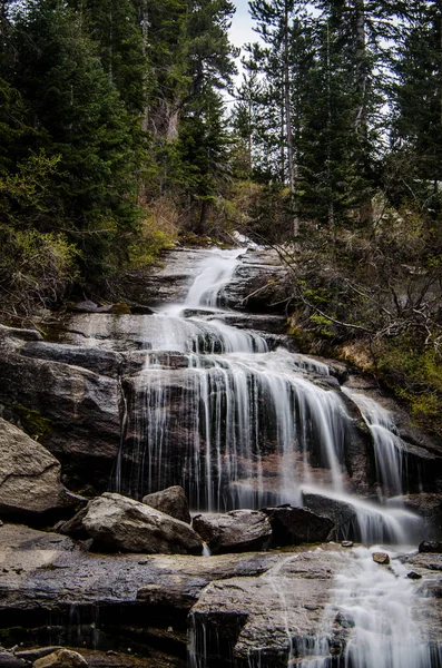 Whitney Portal Falls, Whitney Portal kamp uzun pozlama bulunan ipek gibi akan suya gösterir.
