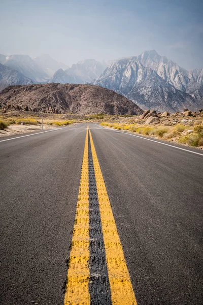 Yol çizgileri Kanlısırt'ta California Alabama Hills alanına getirilerek