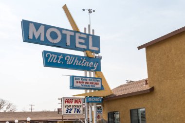 Ekim 16 2017-Lone Pine, California: dağ Whitney Motel Lone Pine California 'da güneşli bir sonbahar gününde Main Street üzerinde. İşareti eski 1960 tarzı olduğunu